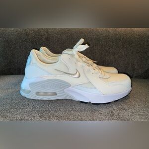 New Women’s Size 9 Nike Air Max Excee Shoes